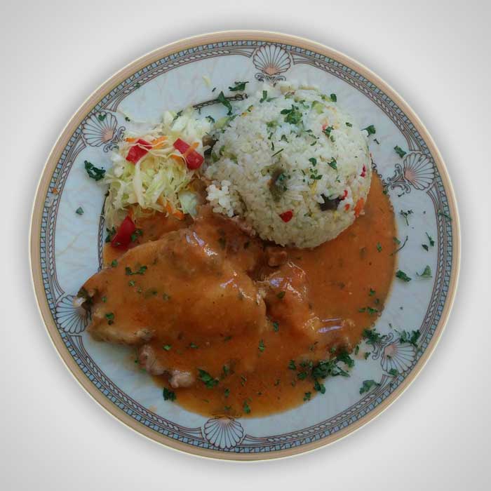 Juneći odrezak u paradajiz sosu (riža)